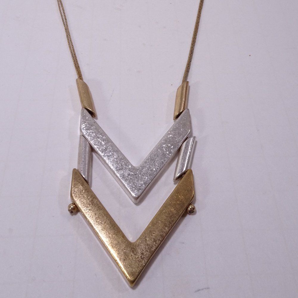 bay to baubles  Brushed Silver and Gold Chevron Link Pendant Necklace NWT 68